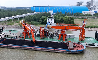 國內(nèi)首臺套！華新機電天新研究院自研卸煤浮式螺旋卸船機在國能池州投運